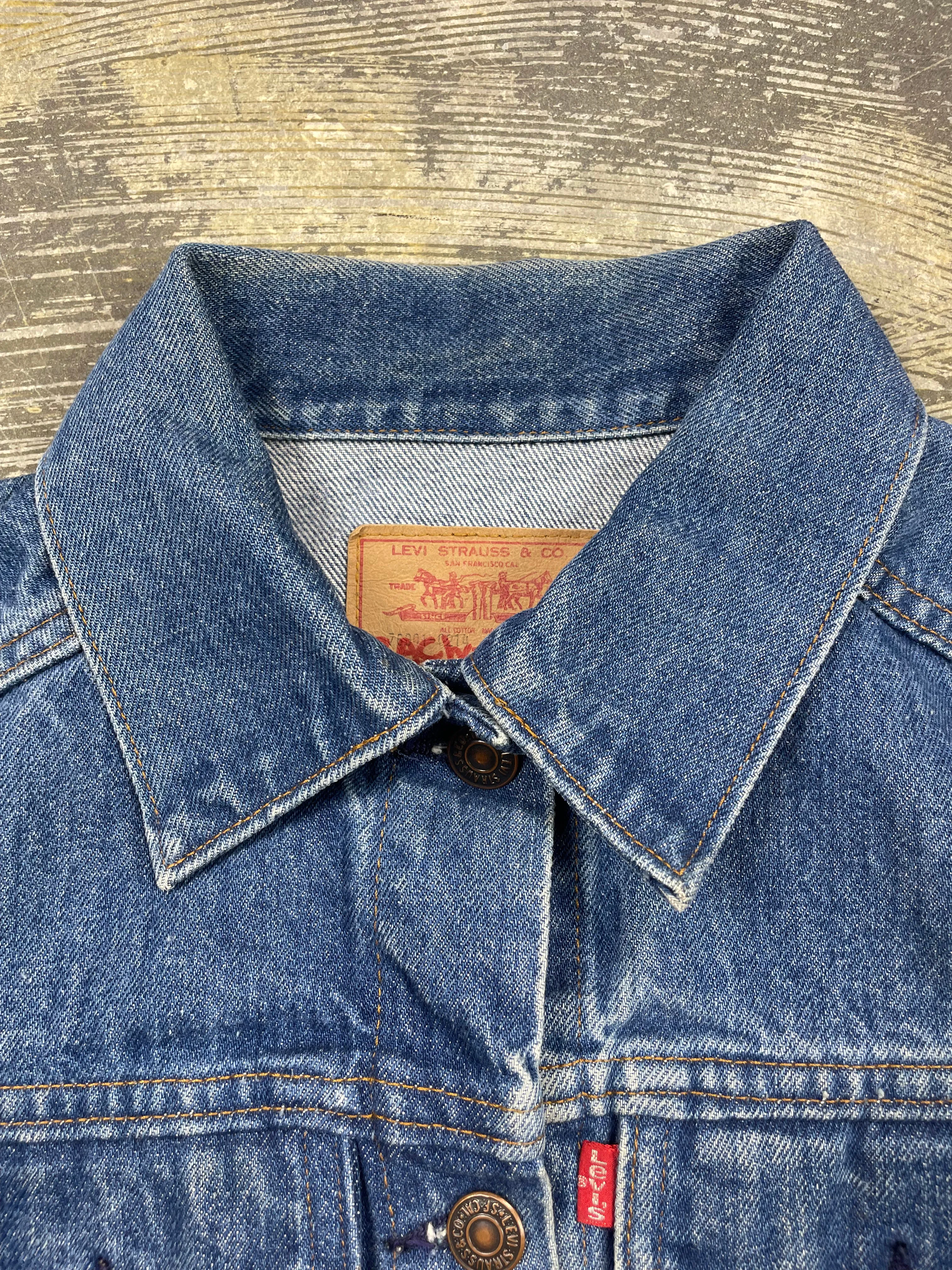 Vintage Levi 2-Pocket USA Indigo Denim Trucker Jacket (JYJ-142)